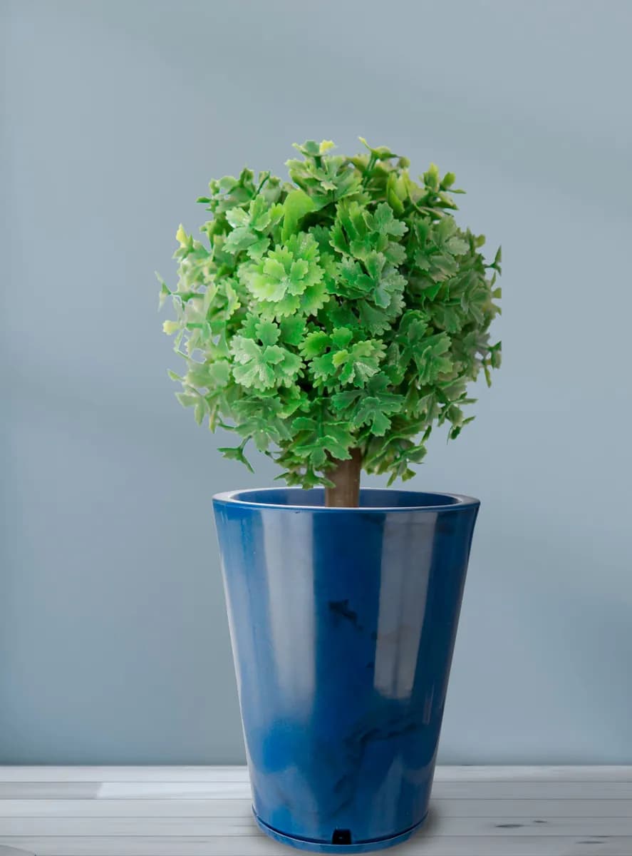 Topiaria redonda num vaso azul marmorizado